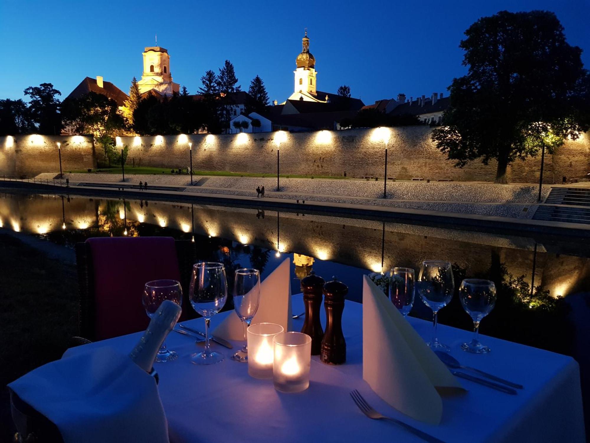 Hotel Icon Gyor Ngoại thất bức ảnh