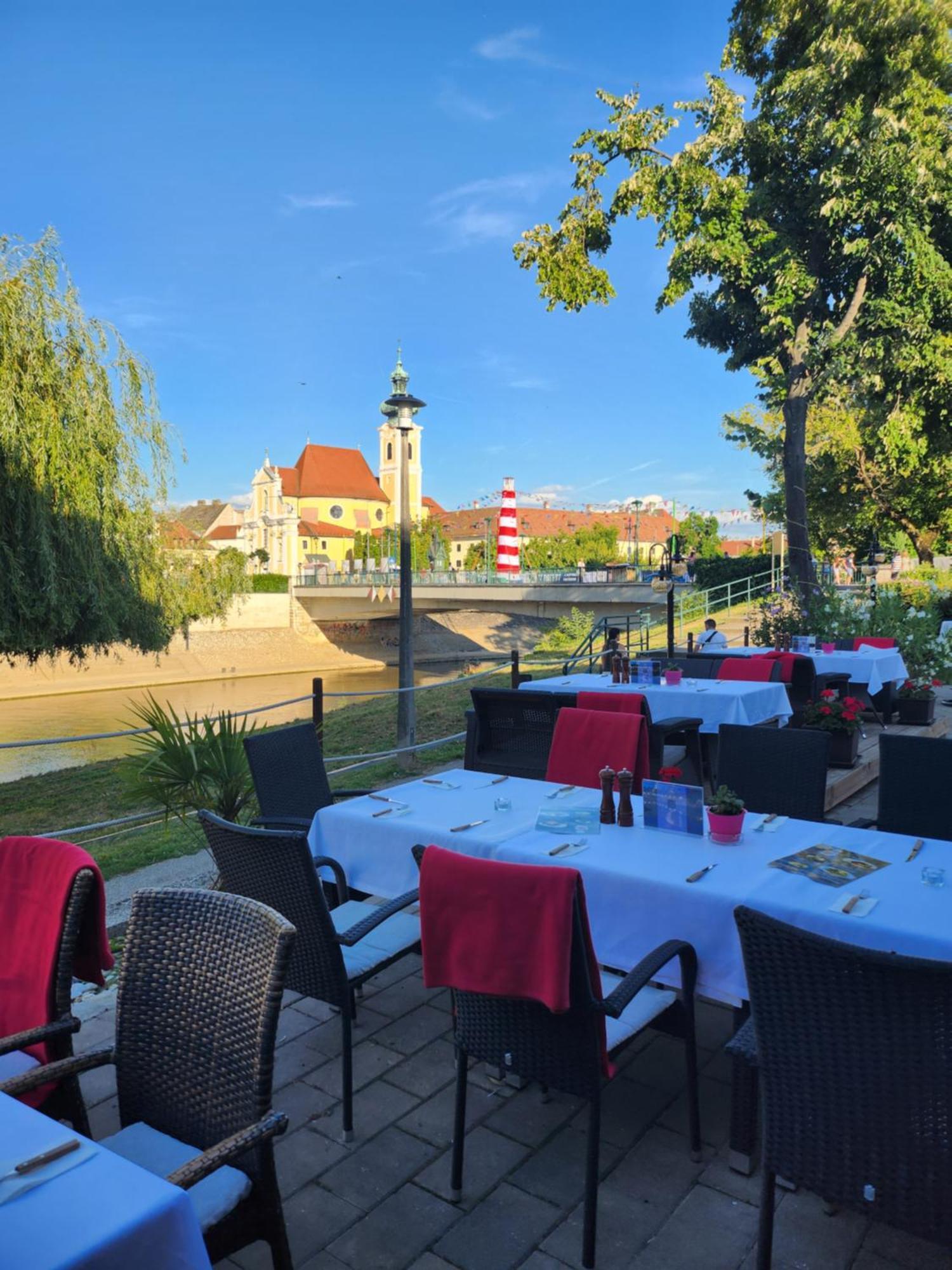 Hotel Icon Gyor Ngoại thất bức ảnh
