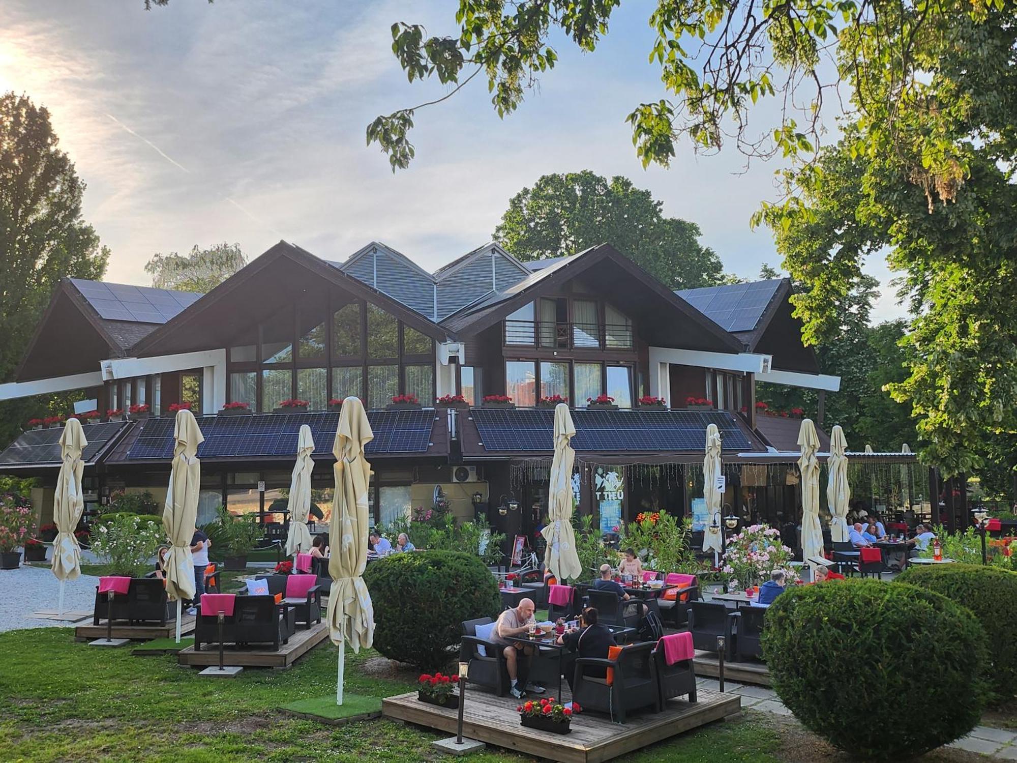 Hotel Icon Gyor Ngoại thất bức ảnh